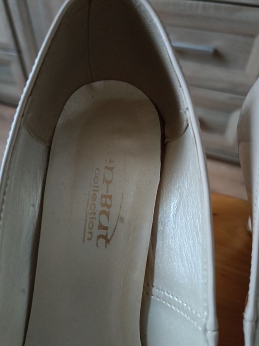 Kremowe szpilki na obcasie