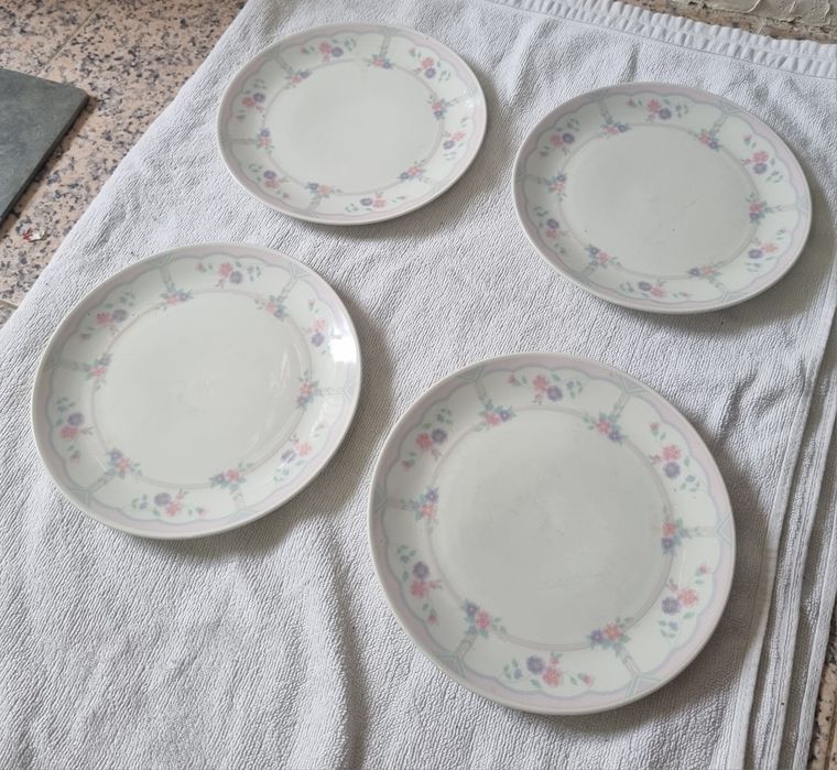4 Porcelain Plates455100406097530881