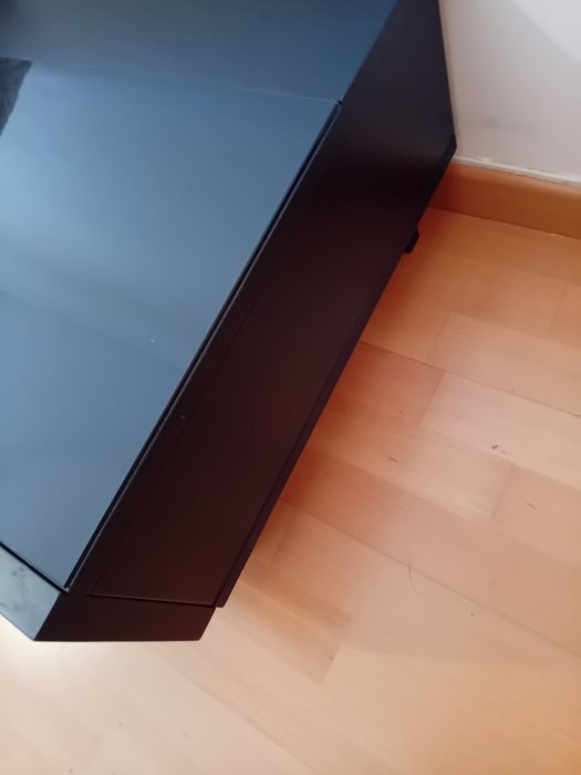 Mesas cabeceira baixas (2) em mogno preto  com tampo de vidro epés