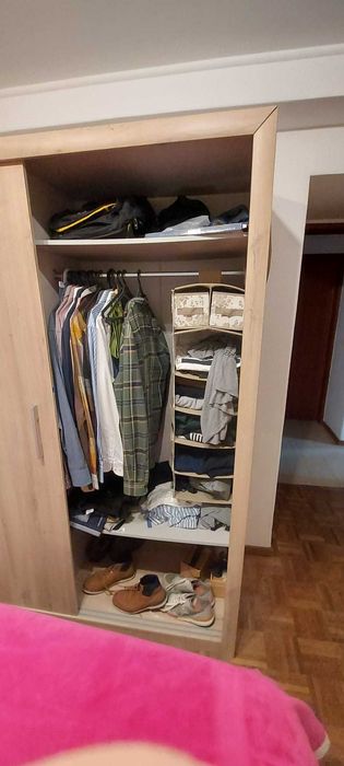 Roupeiro com espelho e portas de correr