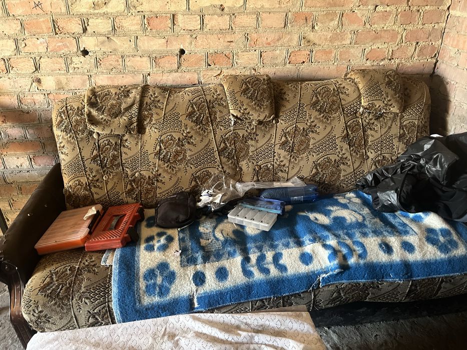 Диван старый подертый