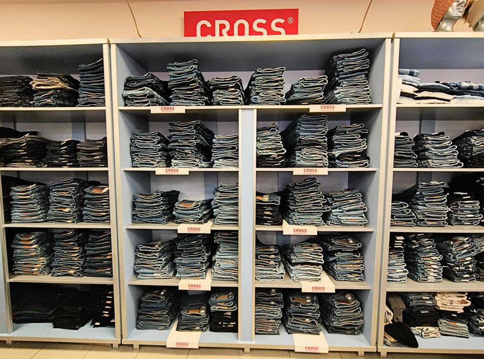 Regał solidny i dużą ilością półek