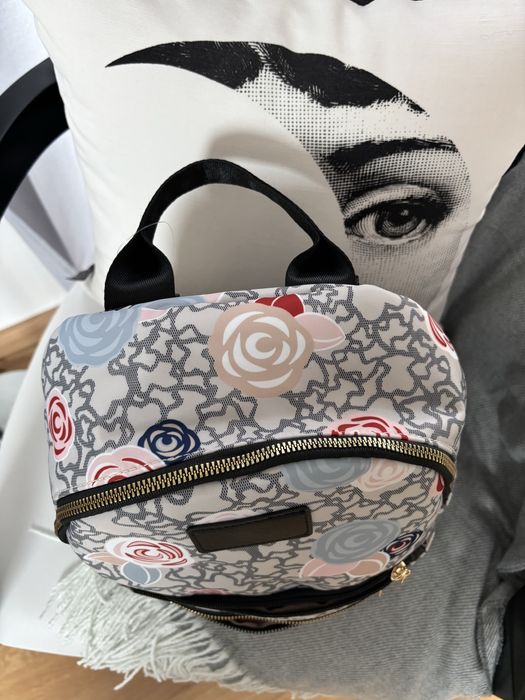 Mochila nova com padrão flores “TOUS”