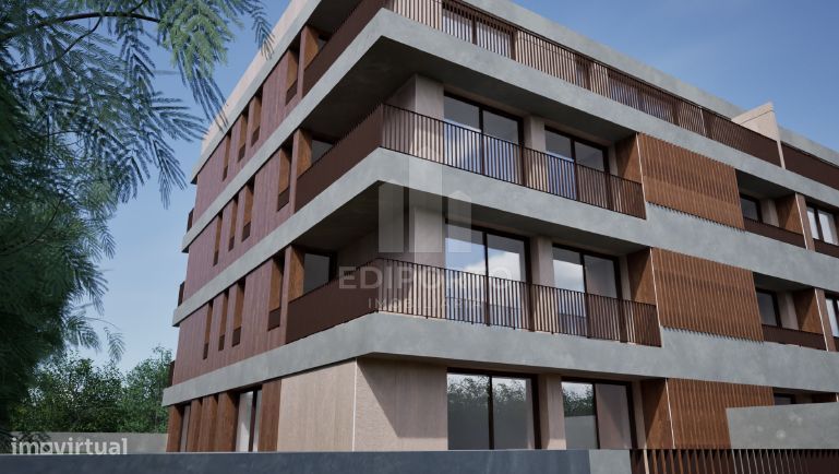 Apartamento  T2 e garagem fechada para 2 carros com áreas amplas e lum