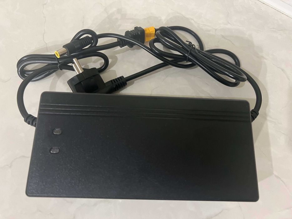 Зарядне до BLUETTI T200S  блок живлення 25.2V/8A зарядка EB 70