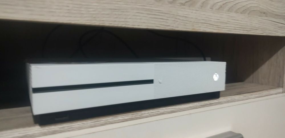 Xbox One S 1TB 2 pady 6 gier