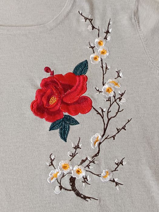 Sweter z wełny i kaszmiru z haftem