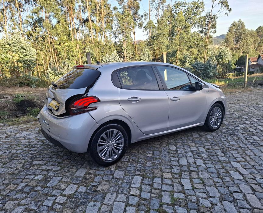 Peugeot 208 1.6 BlueHDi Style Apenas 111 Mil Kms Nacional de 2016/11