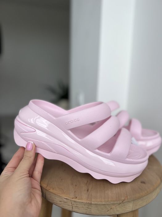 Жіночі шльопанці Crocs Mega Crush Triple Strap W10