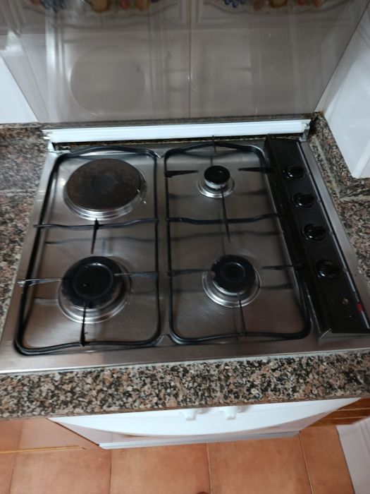 Forno eléctrico, exaustor e placa a gás