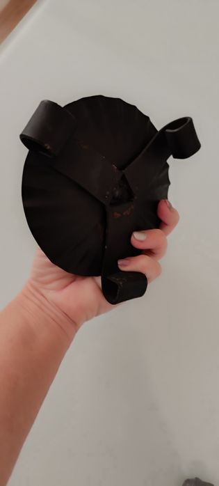 Castiçal com vela. Castiçal em ferro antigo. Usado. A vela é nova.