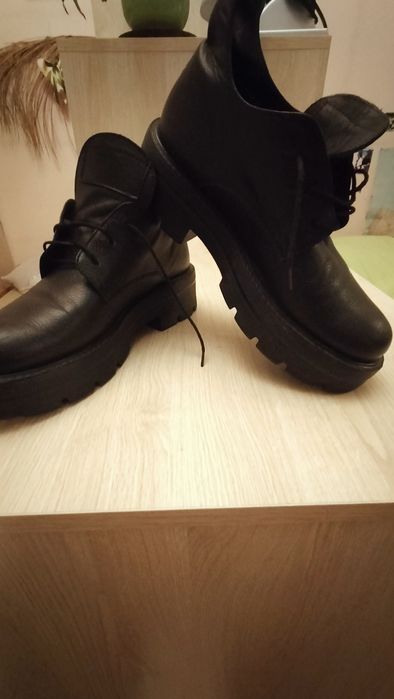 Czarne skórzane sznurowane półbuty na grubej podeszwie