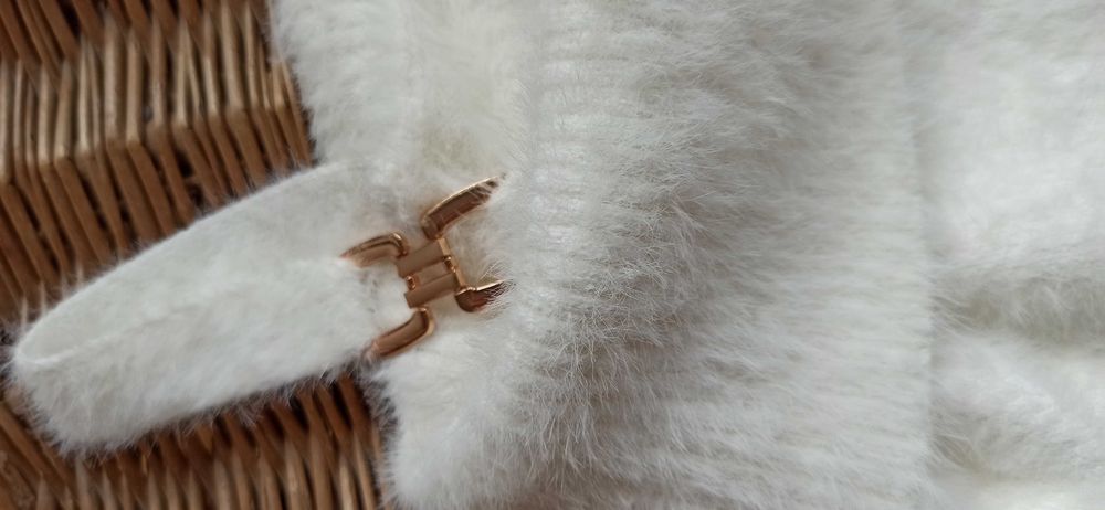 Nowy biały sweter z złotymi klamrami