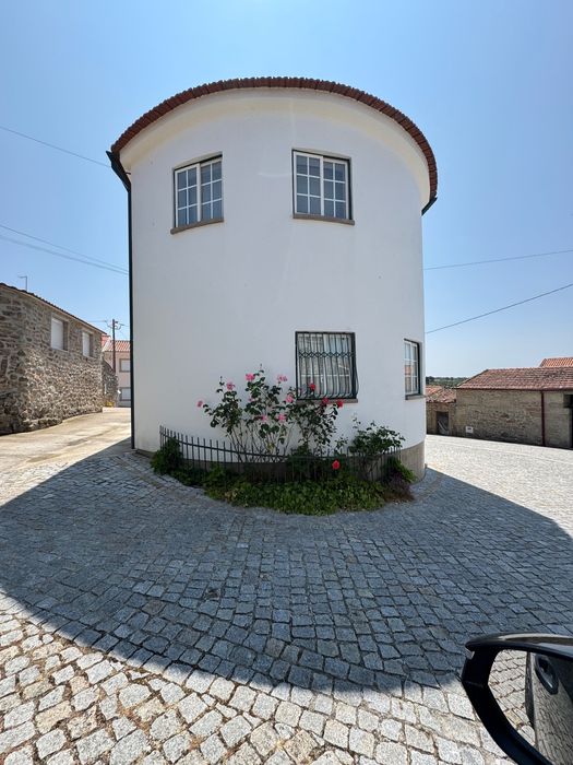 Vende-se moradia t3 em Pínzio, mobilada