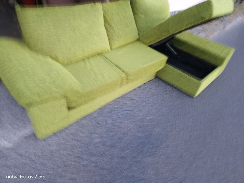 Sofa chaise longue com arrumacao e bancos deslizantes