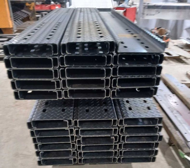 Blacha stalowa z otworami 4mm - panel do produkcji auto-lawet.