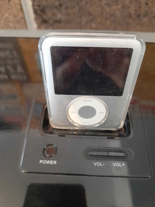 Unidade de suporte e leitor de I-PoD usado mas em bom estado Cor Preta