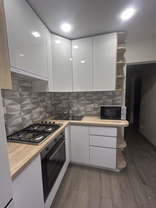 1 кім. в центрі, з технікою та посудом, від власника.