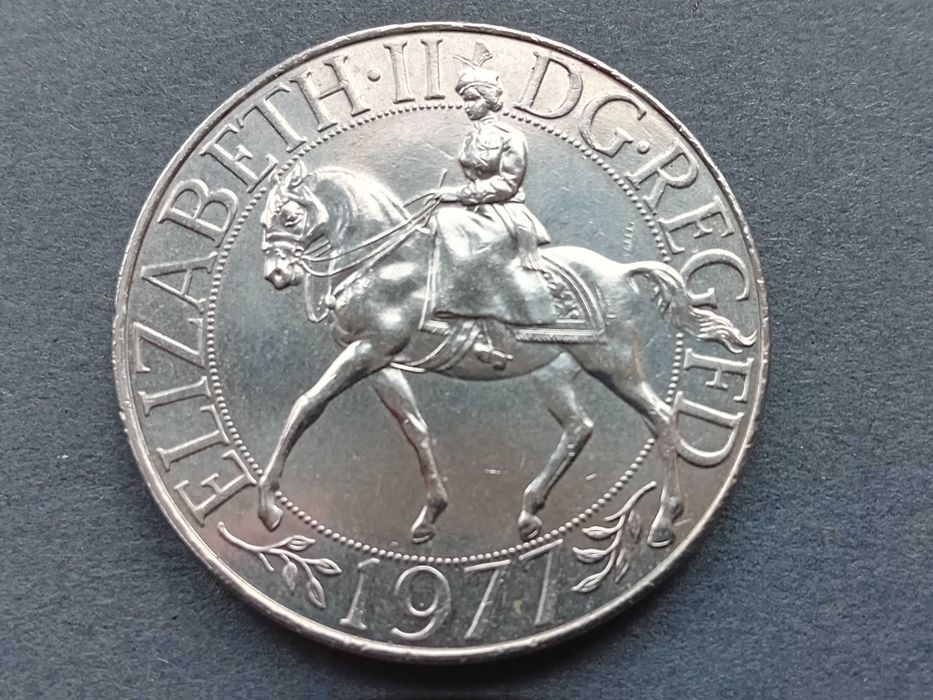 2 moedas, Elizabeth 1977 e 5 Shilings 1953 Elizabeth novas 0,38m/m