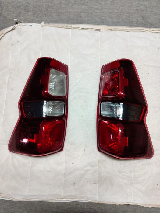 Farolins traseiros Ford D max ler descrição