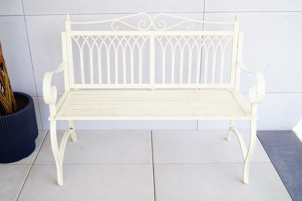 Metalowa ławka ogrodowa biała patynowana retro