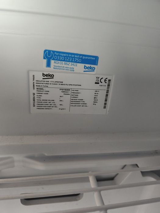 Arca congeladora vertical Beko