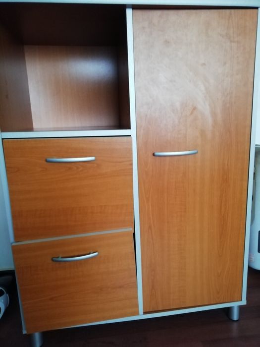 Móvel castanho e cinza