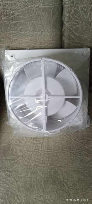 Вентилятор вытяжной       Electrolux EAFR-150 red.