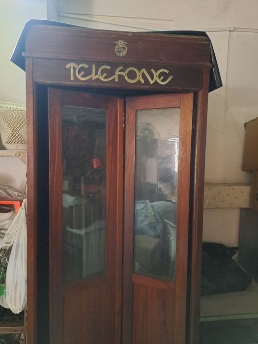 Cabine telefónica antiga e outros