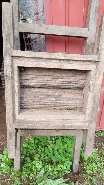 Esmagador antigo todo em madeira