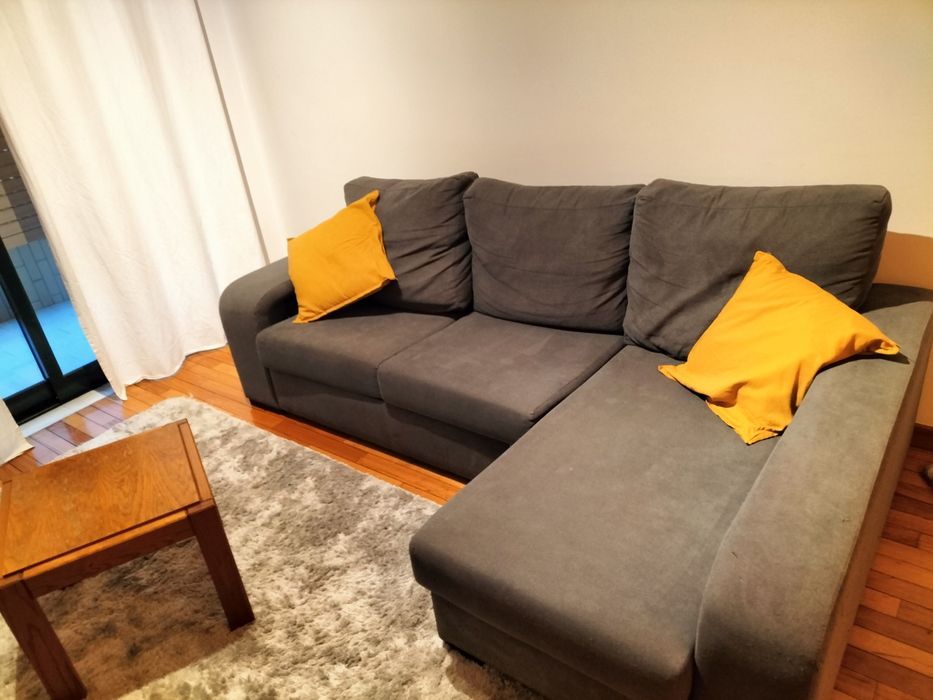 Sofá com chaise longue cinzento