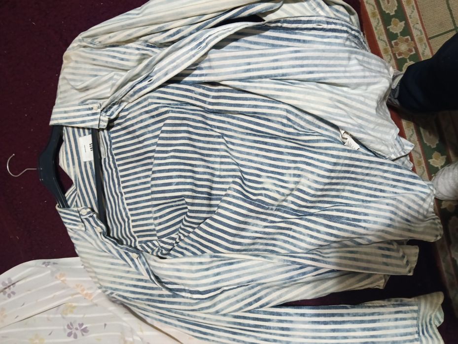 2 Camisas azuis claras