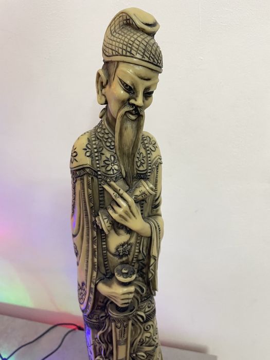 Estatueta em Marfinite esculpida à mao