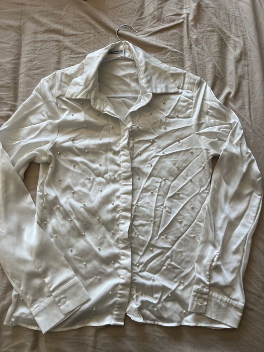 Camisa cetim branca com pérolas