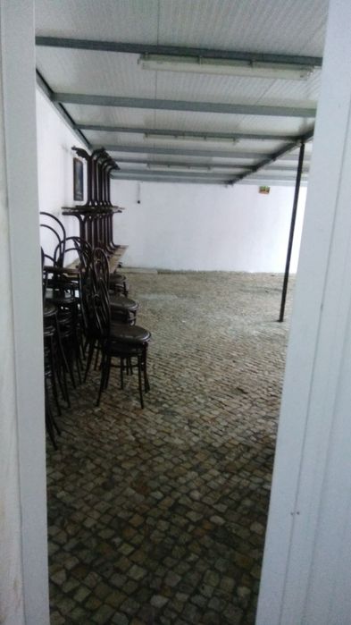 Aluga-se espaço para arrumos