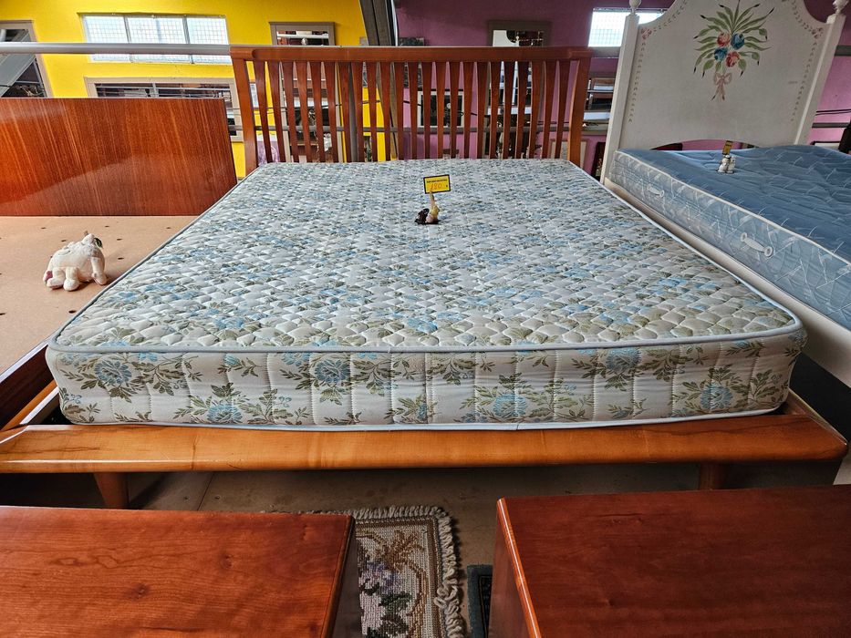 Cama com estrado e colchão - Bom estado geral