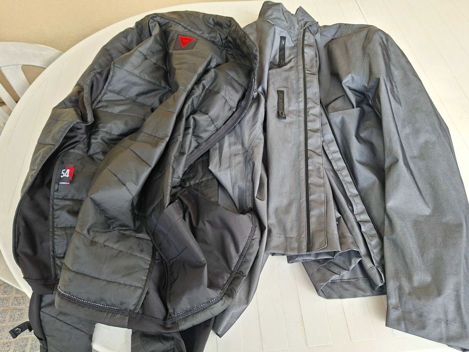 Diversos equipamentos para moto, em cores variadas.