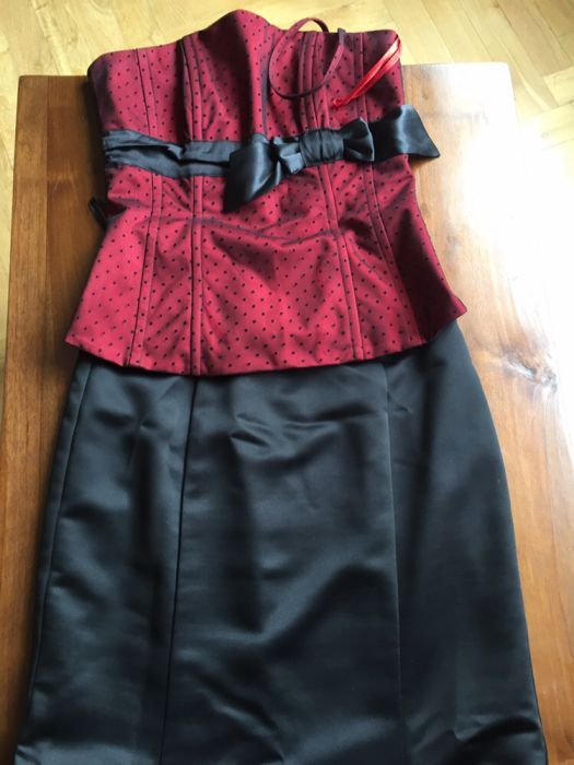 Bluzka typu gorset i czarna spódnica