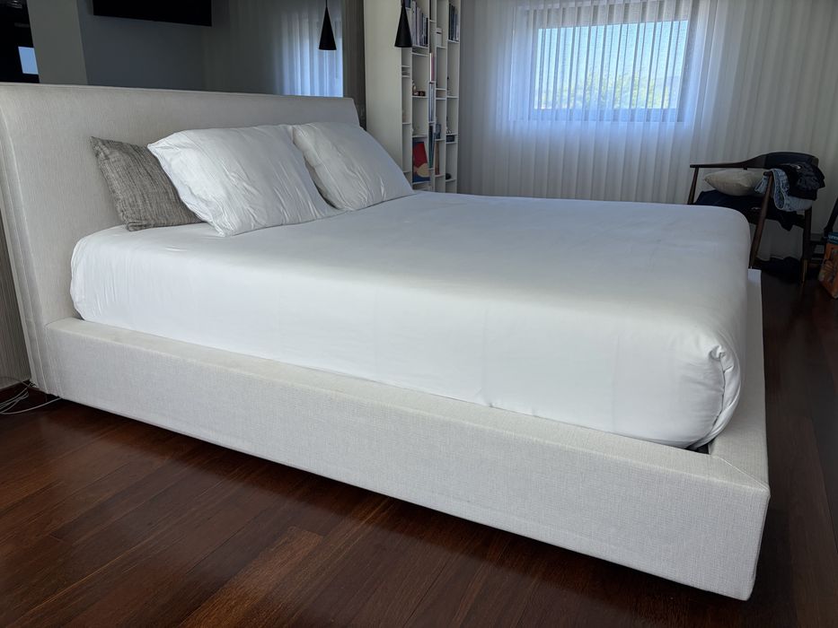 Cama estofada contemporânea