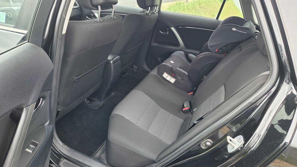 Toyota Avensis 2013 r. kombi 2.0 D-4D