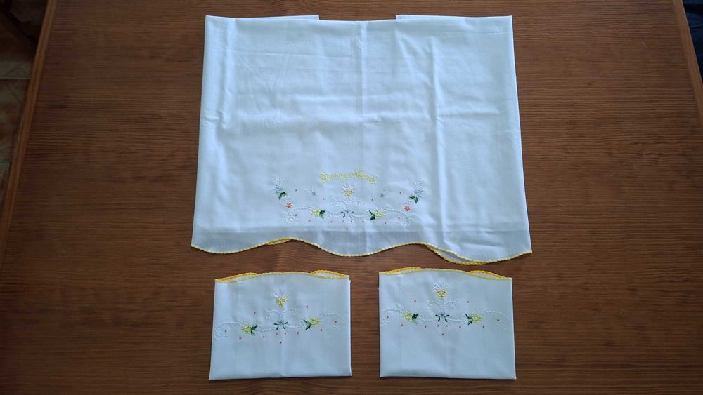 Lençol de Bebé com 2 Fronhas bordado a mão