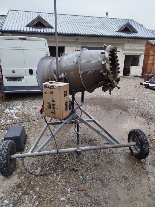 Armatka śnieżna gotowa do pracy w domu