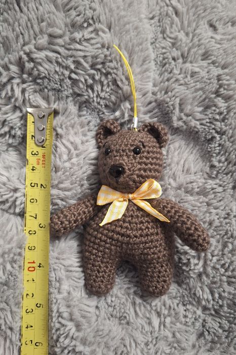 Miś szydełkowy breloczek