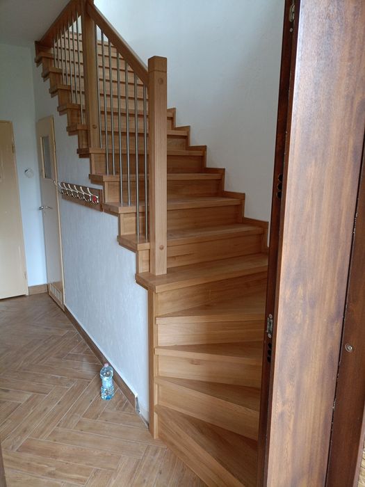 Stopnie jesionowe z litego drewna