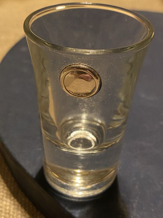 Conjunto de licor com aplicações em prata. Garrafa e seis copos.