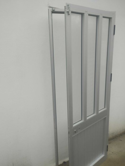 Porta de alumínio 77 cm x 204 cm
