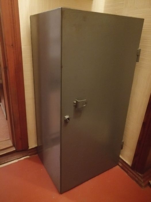 Продам металевий сейф.