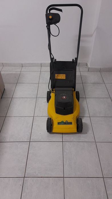 Máquina cortar relva usada.