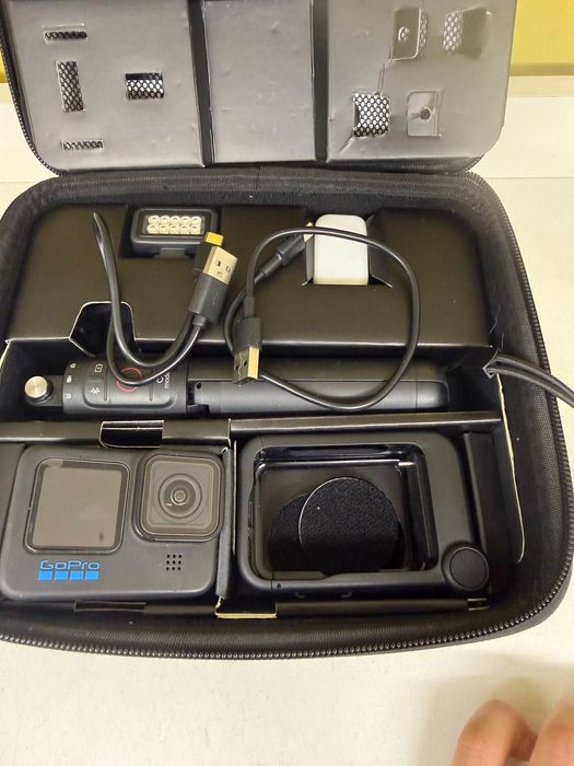 Экшн-камера GoPro HERO11 Black + комплект аксессуаров и кейс