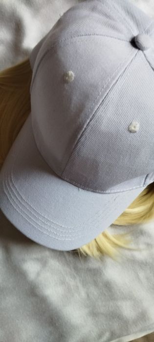 Парик блонд с белой кепкой